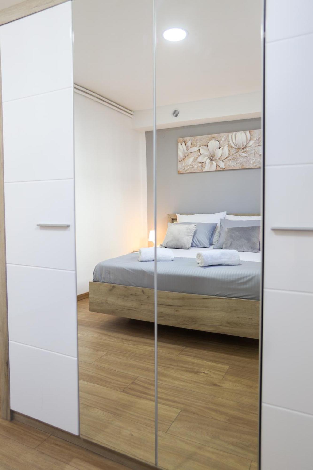 Airport Apartment *