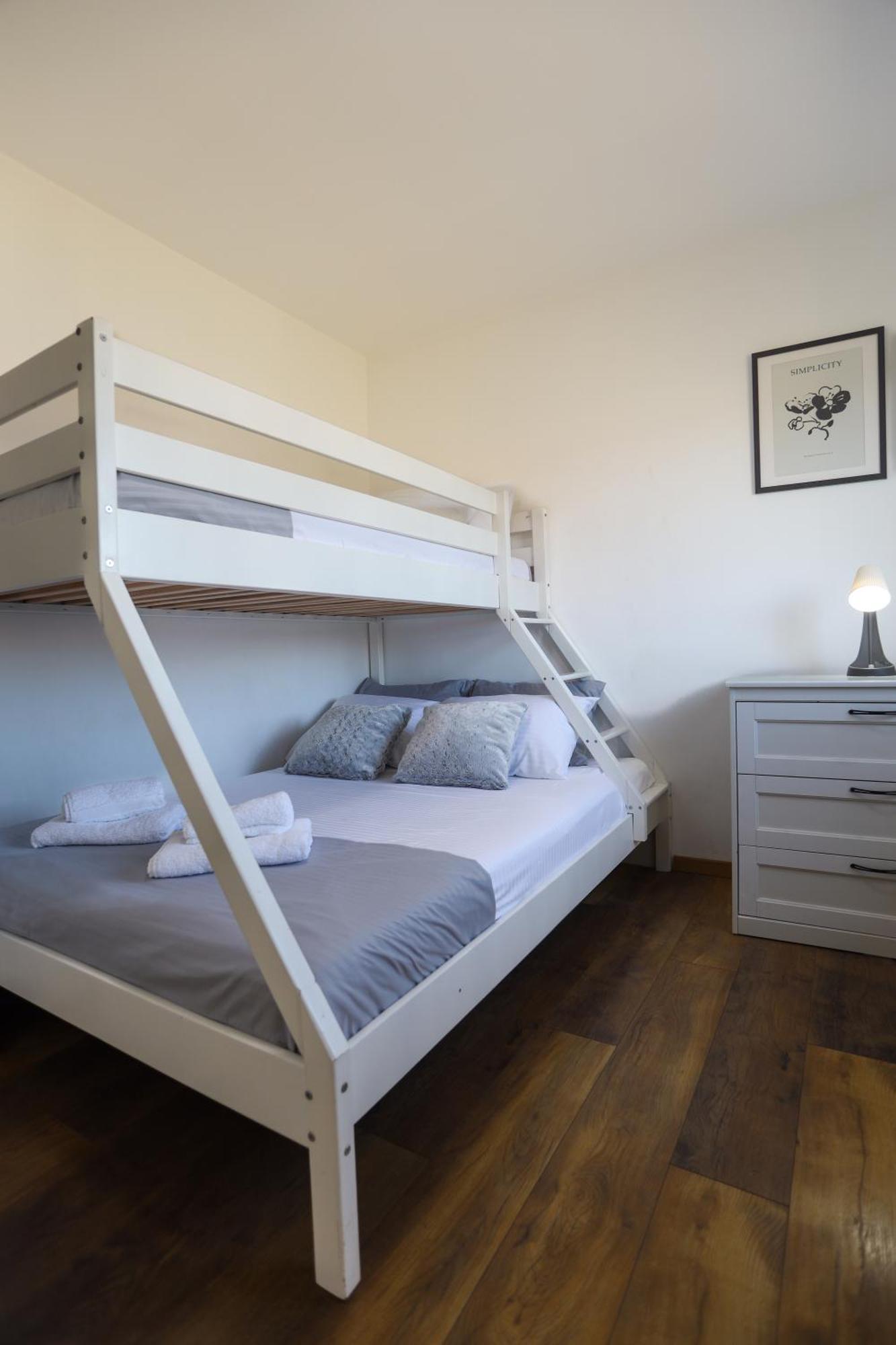 Airport Apartment *