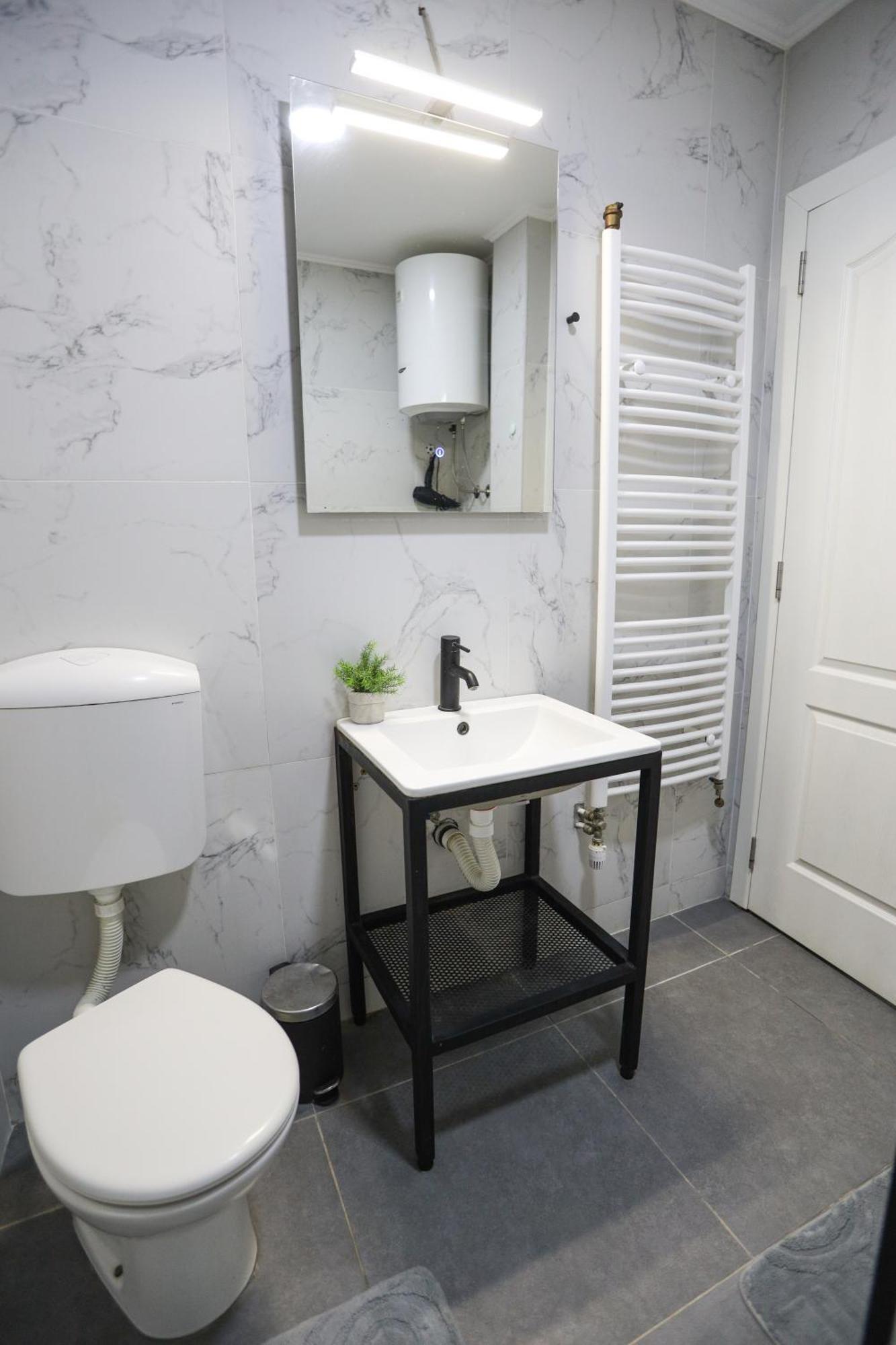Airport Apartment *