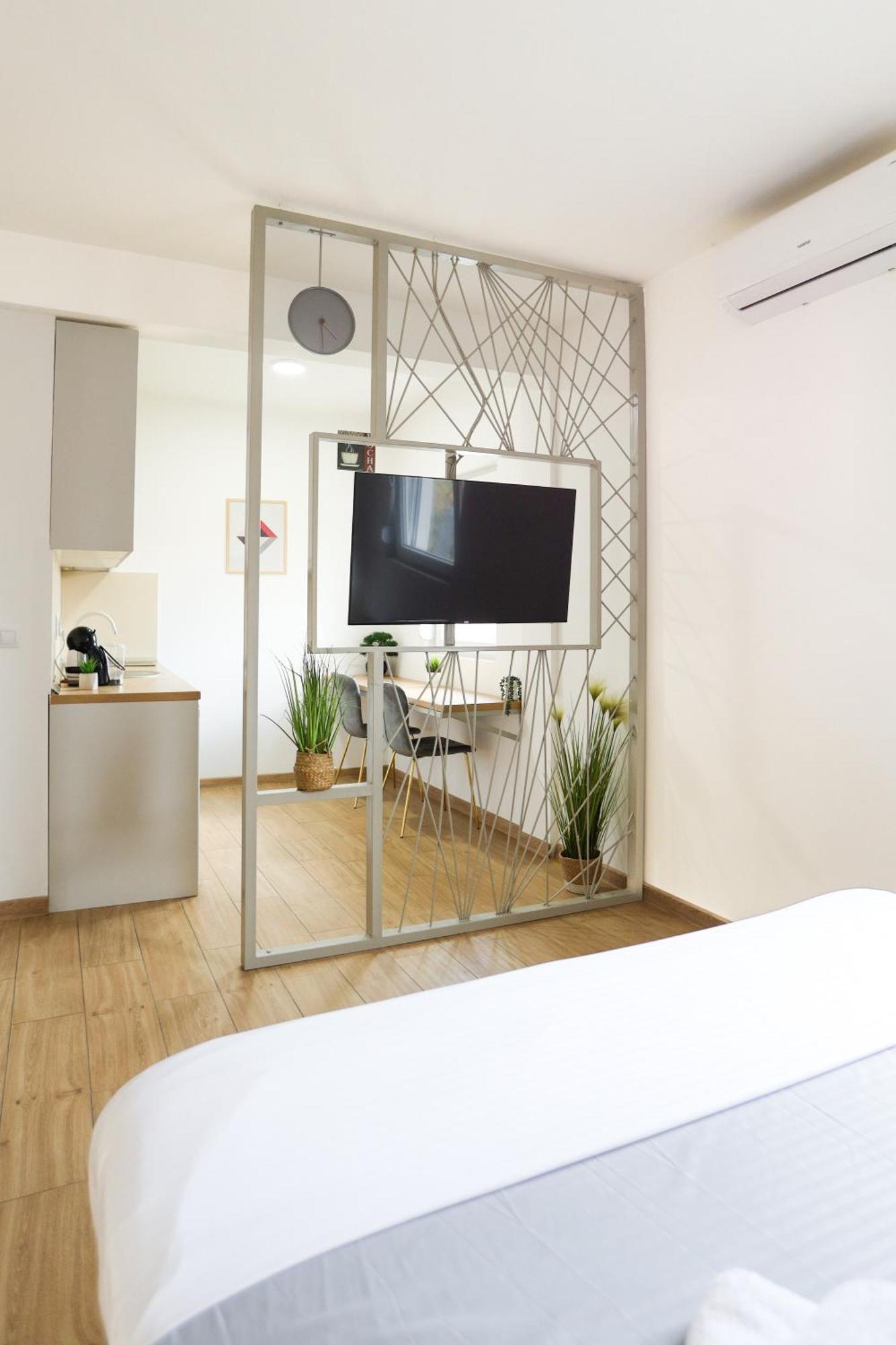 Airport Apartment *