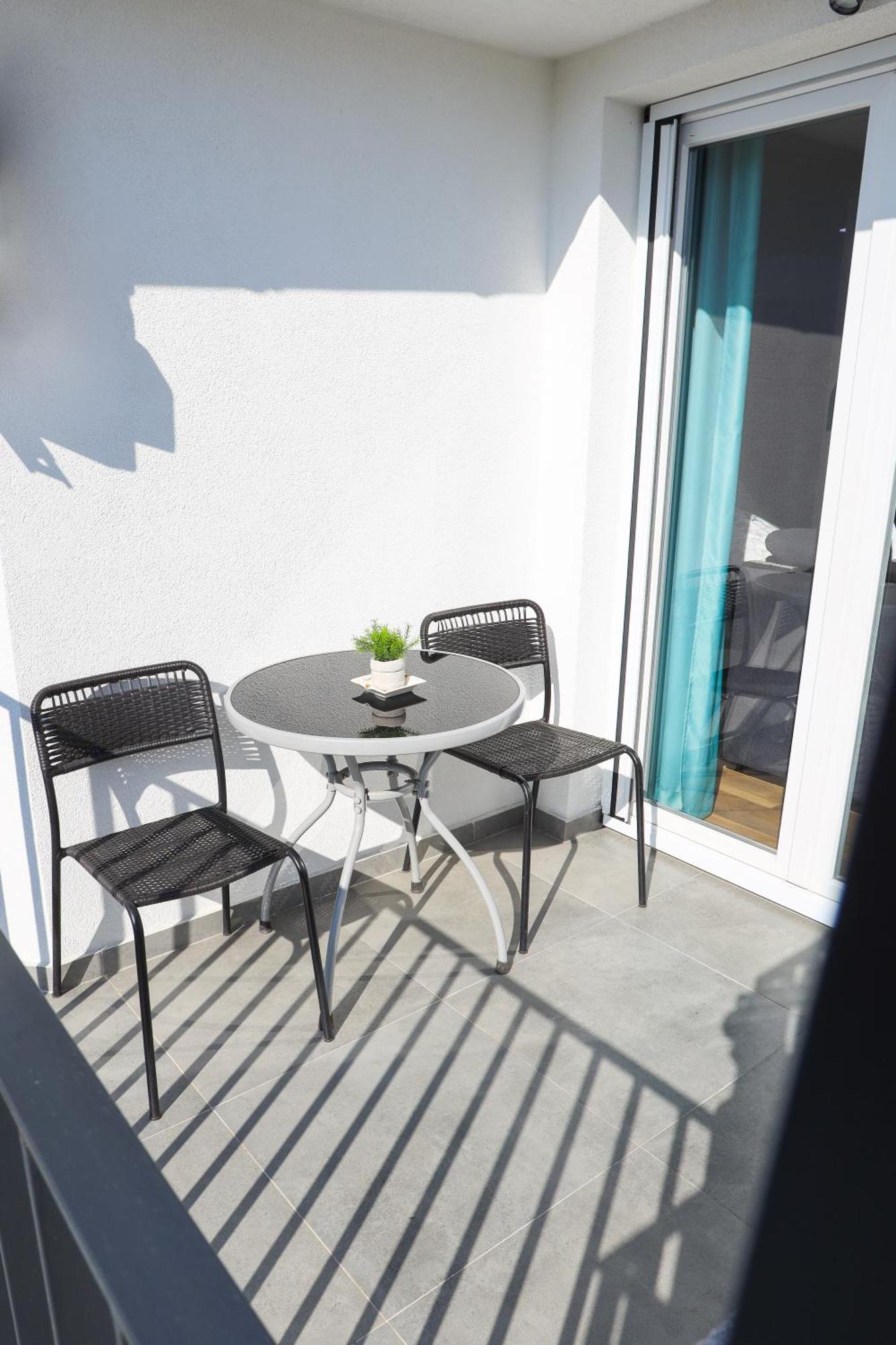 Airport Apartment *